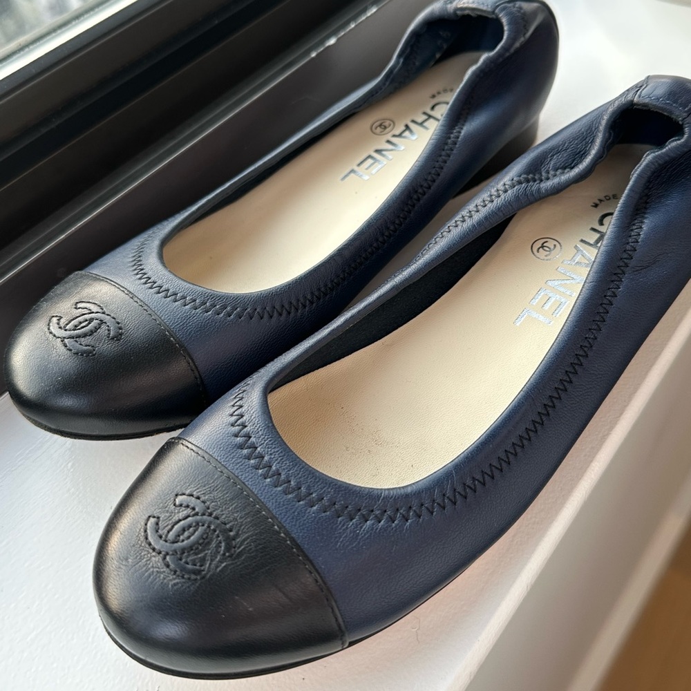 🛍️ Chanel Navy Blue and Black Ballet Flats